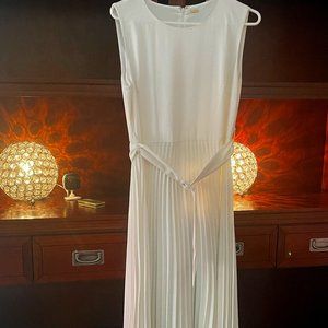 $138 T Tahari Women's White Crew-Neck Belted Sleeveless Pleated Dress Size 8